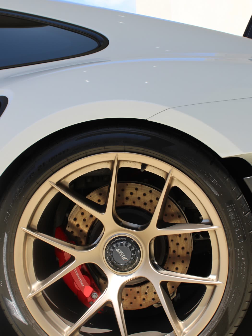 Porsche 911 GT3 RS center-lock wheel and carbon ceramic brake